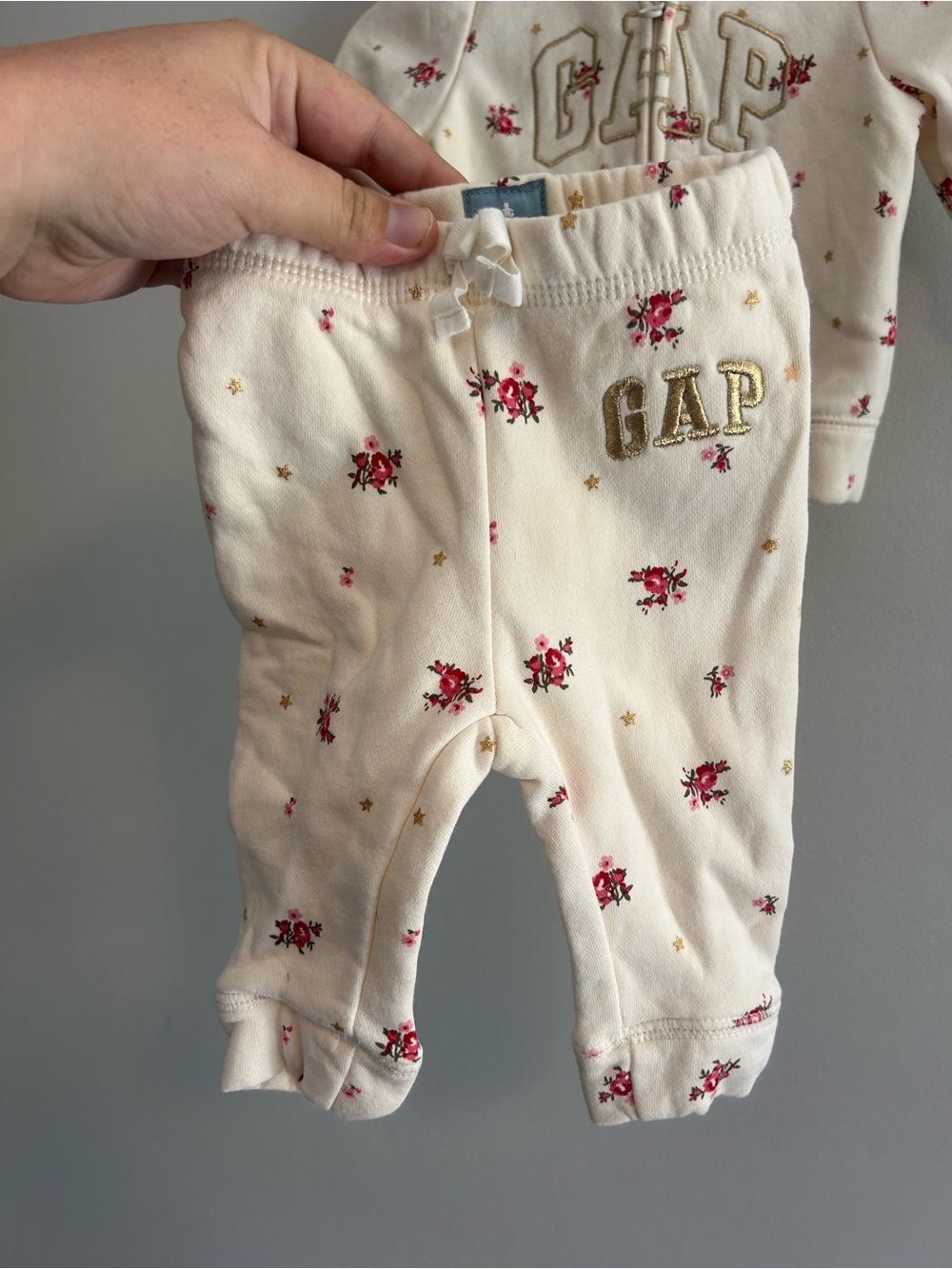 GAP 3/6m white & red floral 2pc zip up Hoodie & jogger Pants lounge Set - Picture 2 of 4